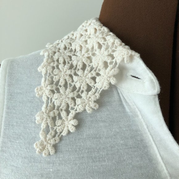 Sleeveless Button Front Top with Lace Collar - Picture 5 of 7